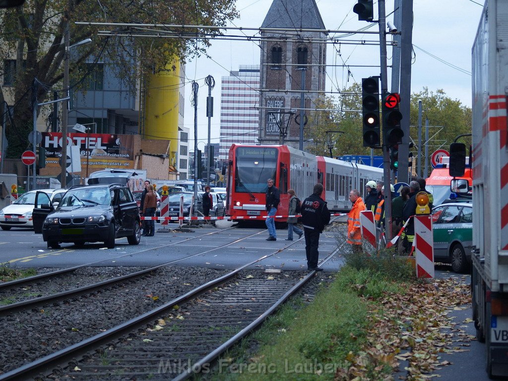 VU PKW gegen Strab Koeln Caecilienstr P12.JPG